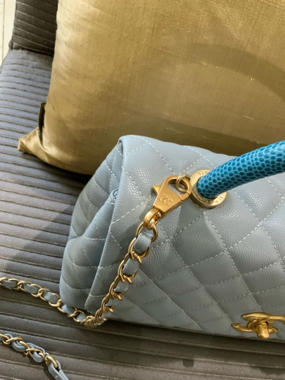 Classic CHANEL Bag: A Stylish and Versatile Choice for Elegance light blue - Picture 4 of 12